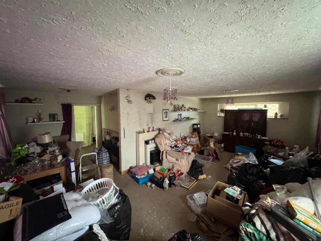 Lot: 137 - DETACHED BUNGALOW FOR IMPROVEMENT - Living room